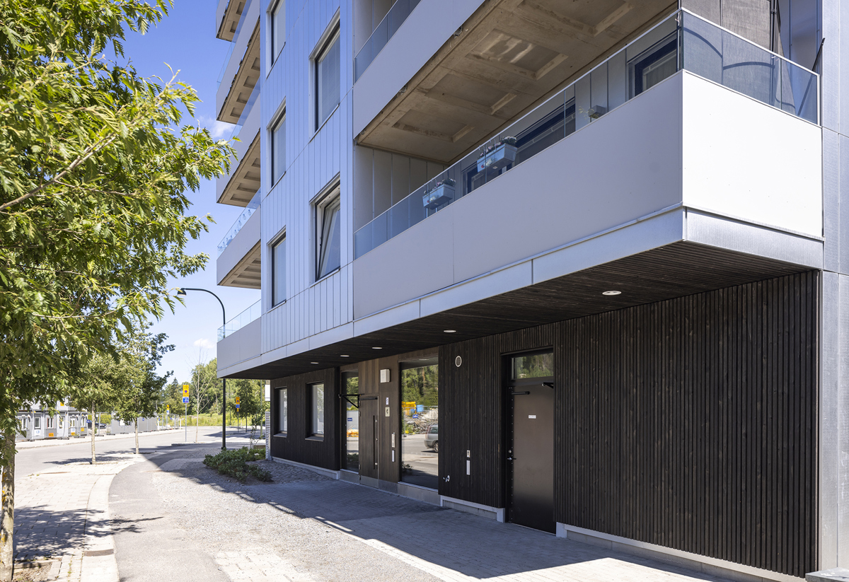 Entrén till Lunar i Vega, mörk panel med balkonger ovanför entrén.