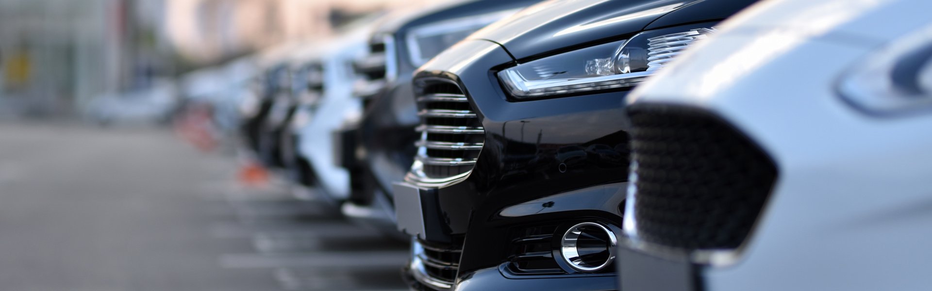 Detaljbild på bilar på en parkering