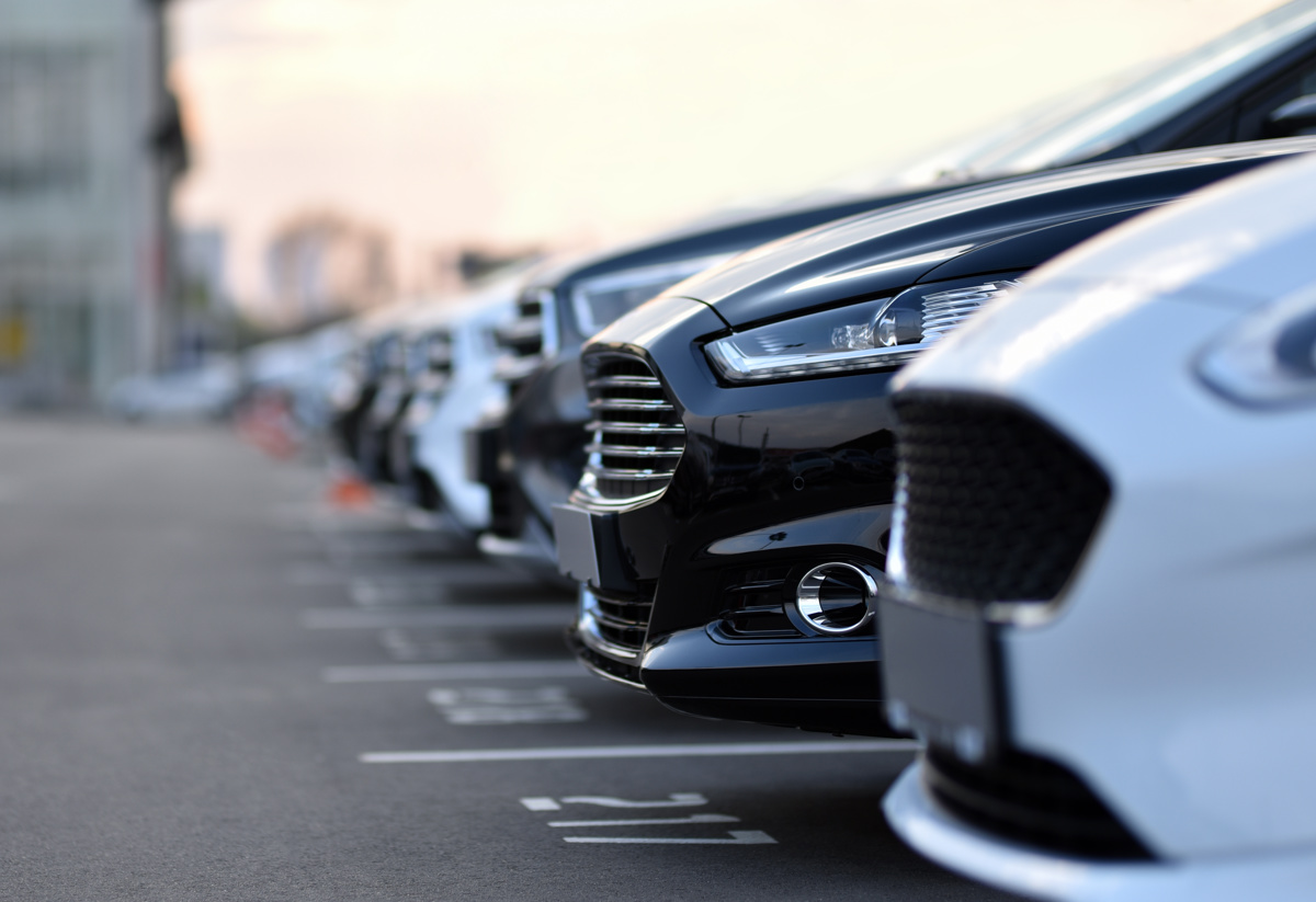 Detaljbild på bilar på en parkering