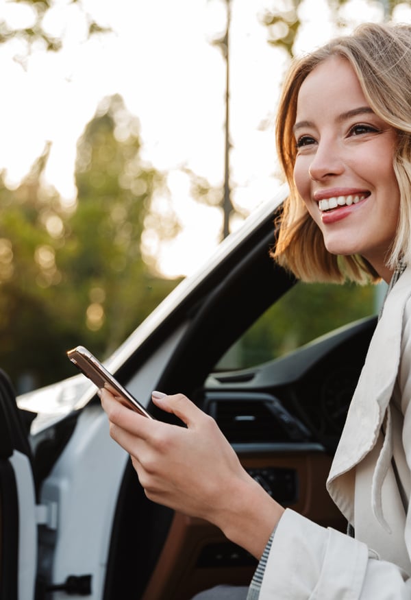 Kvinna som sitter i en bil 