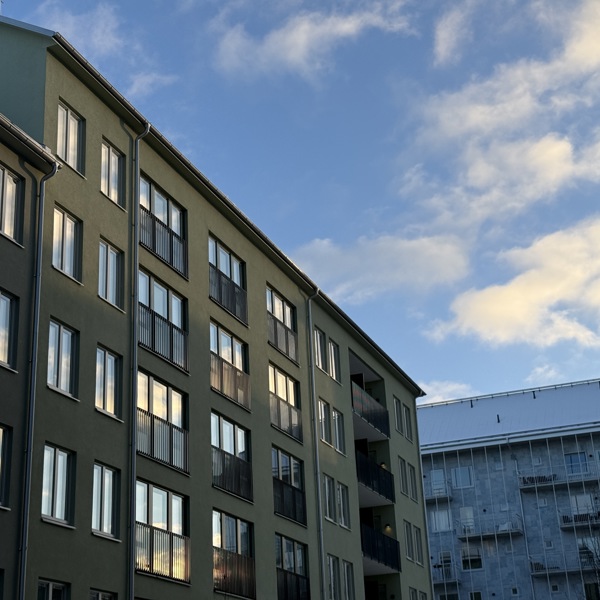 Exteriör bild på Mira med fokus på fasaden