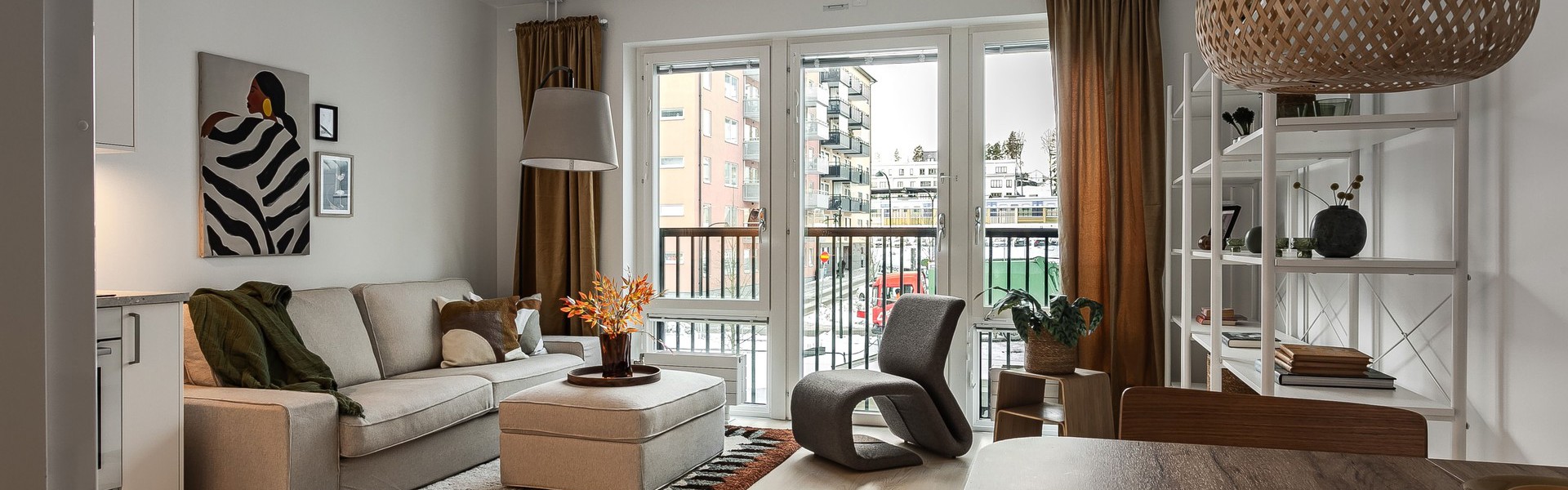 Visningslägenhet i Atlantis med fokus på vardagsrum