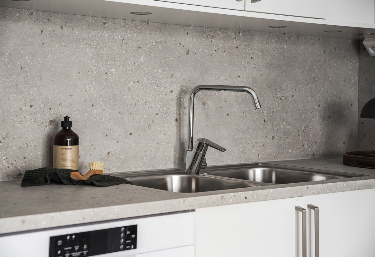 Visningslägenhet i Atlantis med fokus på detaljer som bänkskiva, luckor, handtag och stänkskydd