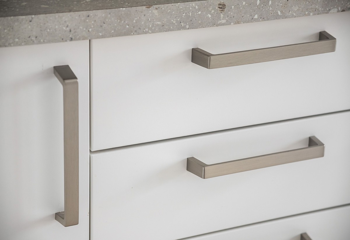 Visningslägenhet i Atlantis med fokus på handtag i kök