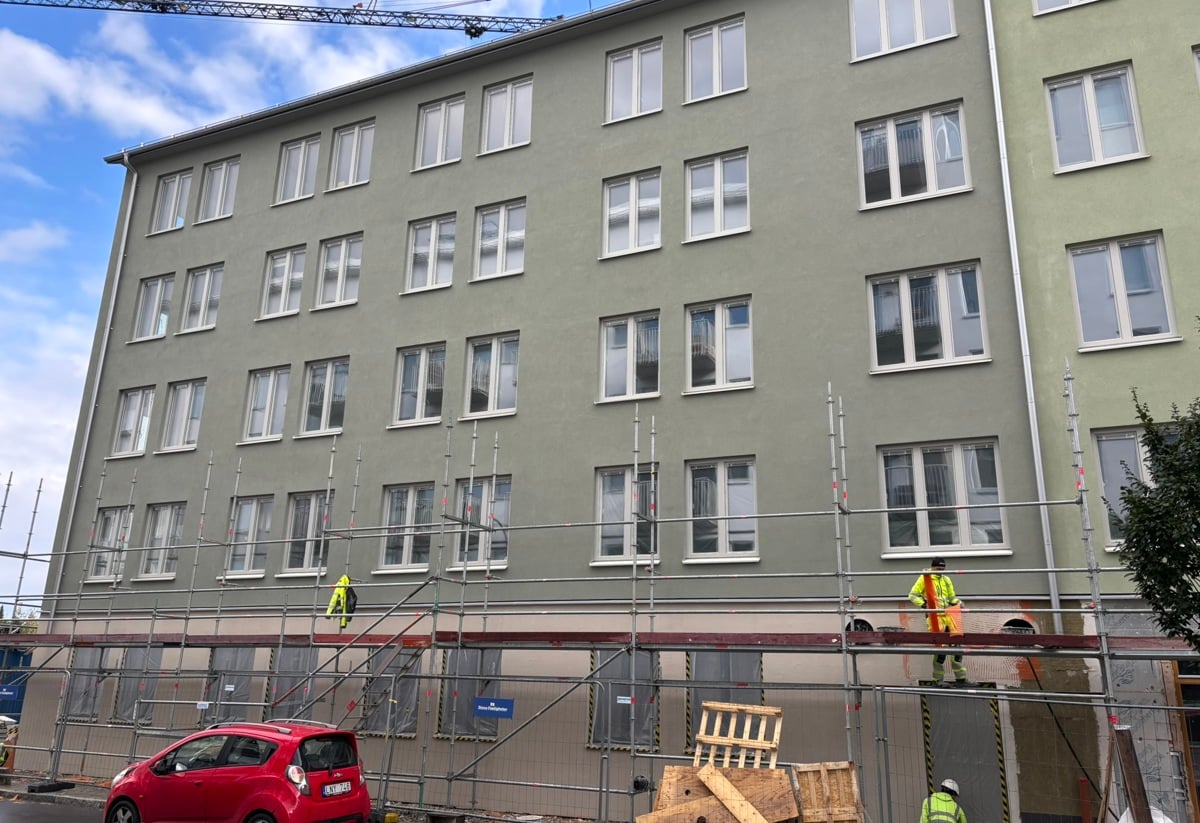 Bild från bygget med fokus på fasad