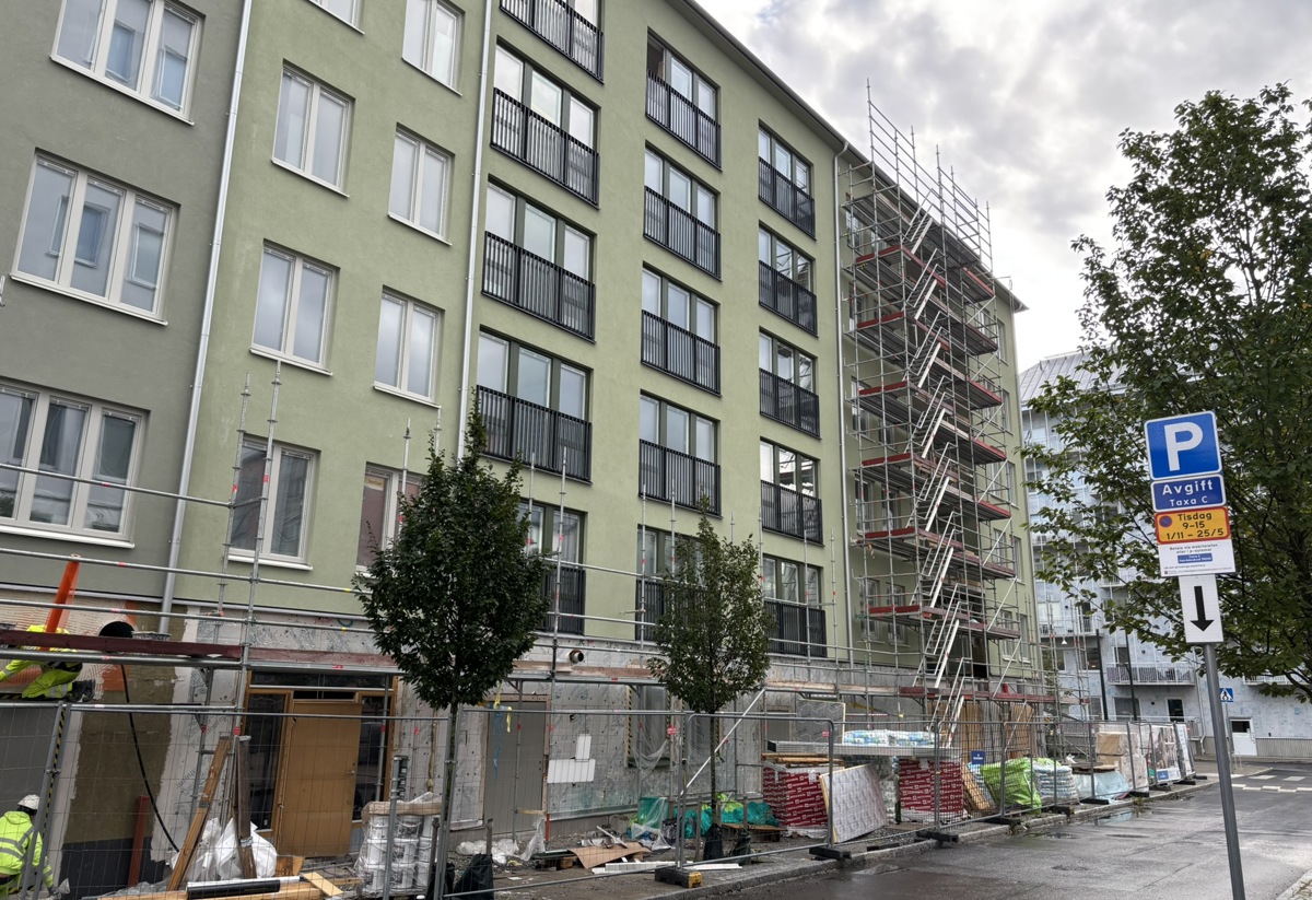 Bild från bygget med fokus på fasad
