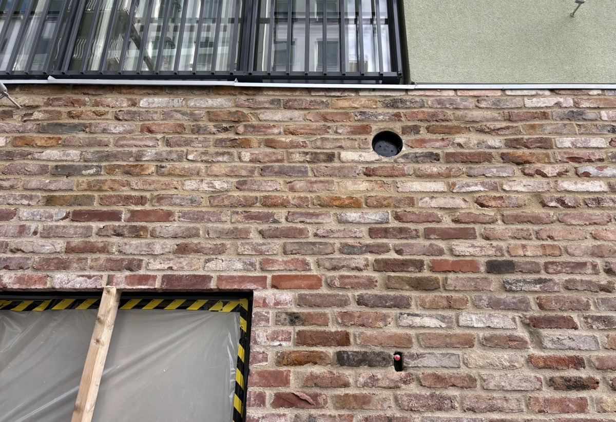 Bild från bygget med fokus på tegelfasaden