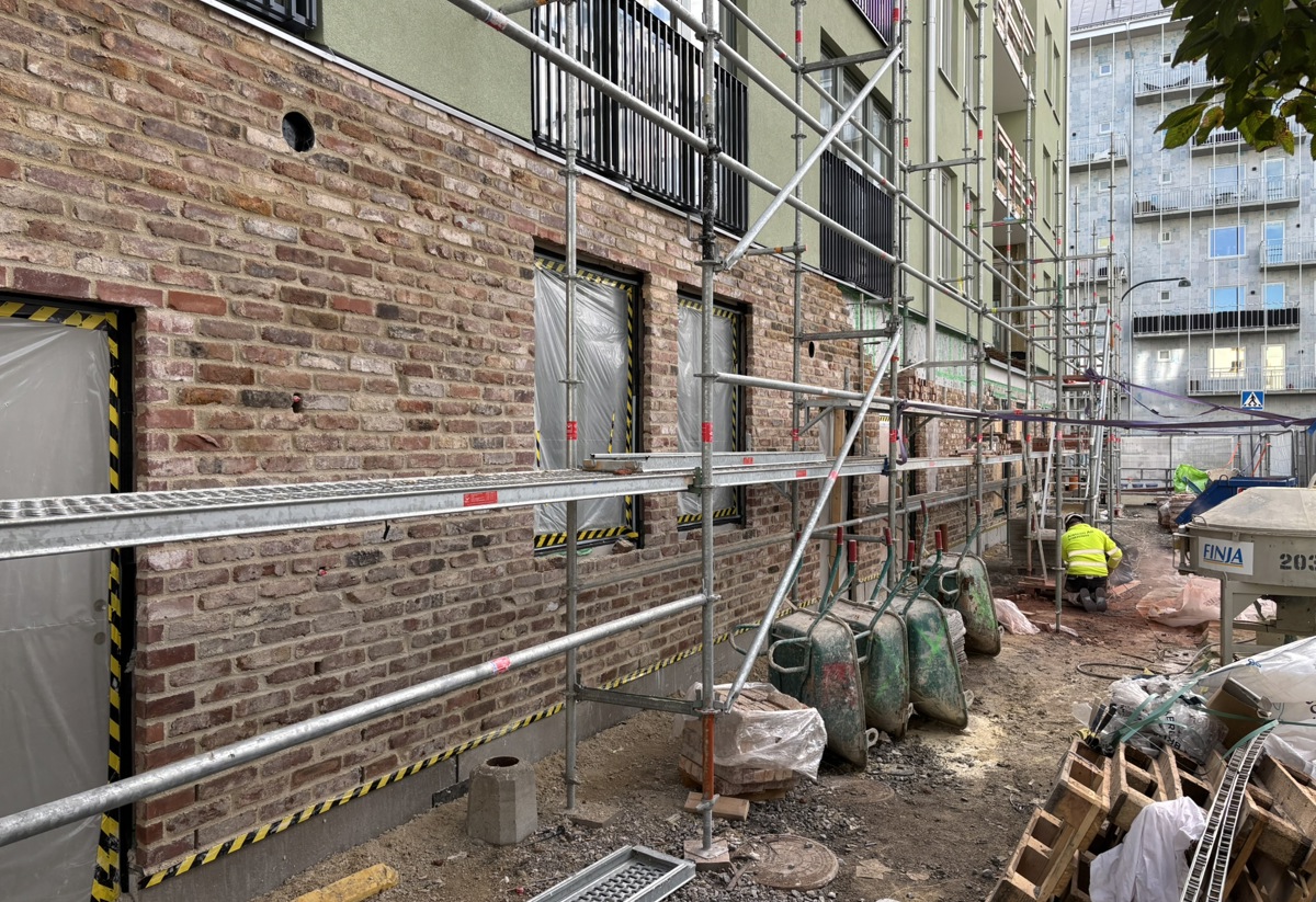 Bild från bygget med fokus på tegelfasaden