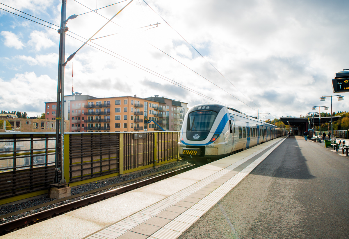 Bild på pendeltåg som kommer in till Vega station