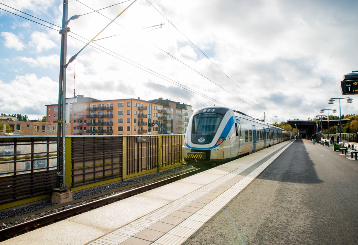 Bild på pendeltåg som kommer in till Vega station