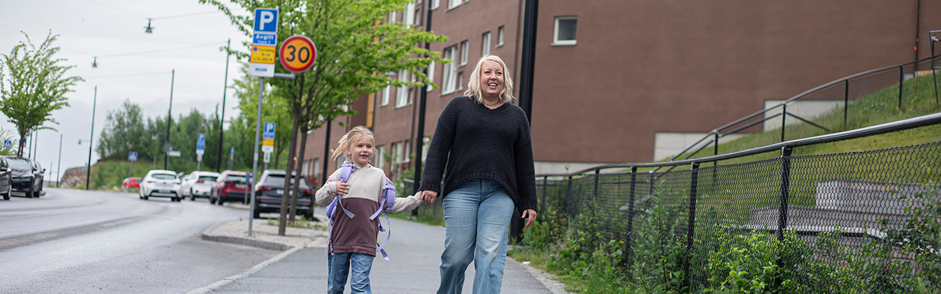 Kvinna och barn i Vega utanför skola
