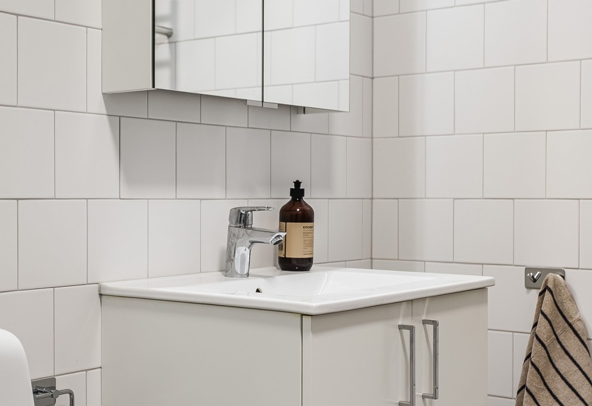 Visningslägenhet i Stella med fokus på badrum