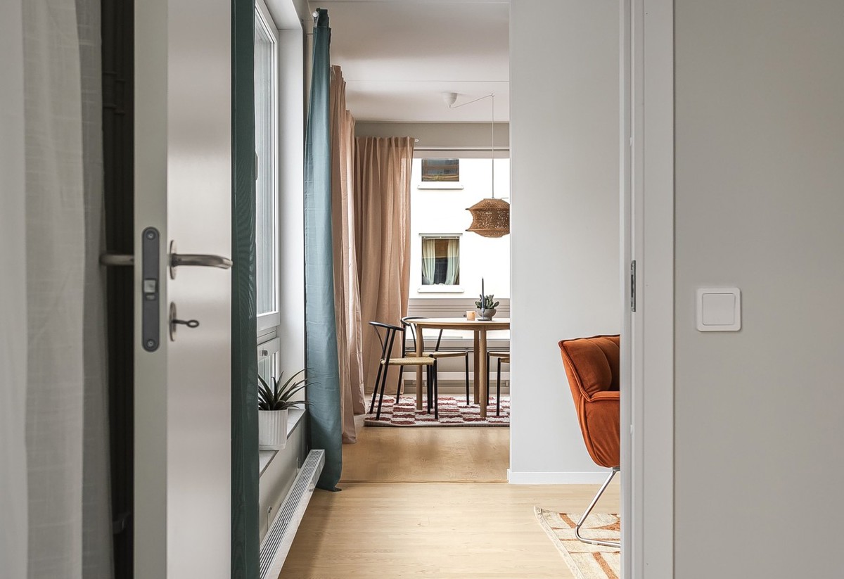 Visningslägenhet i Stella med fokus på gång från sovrum till kök