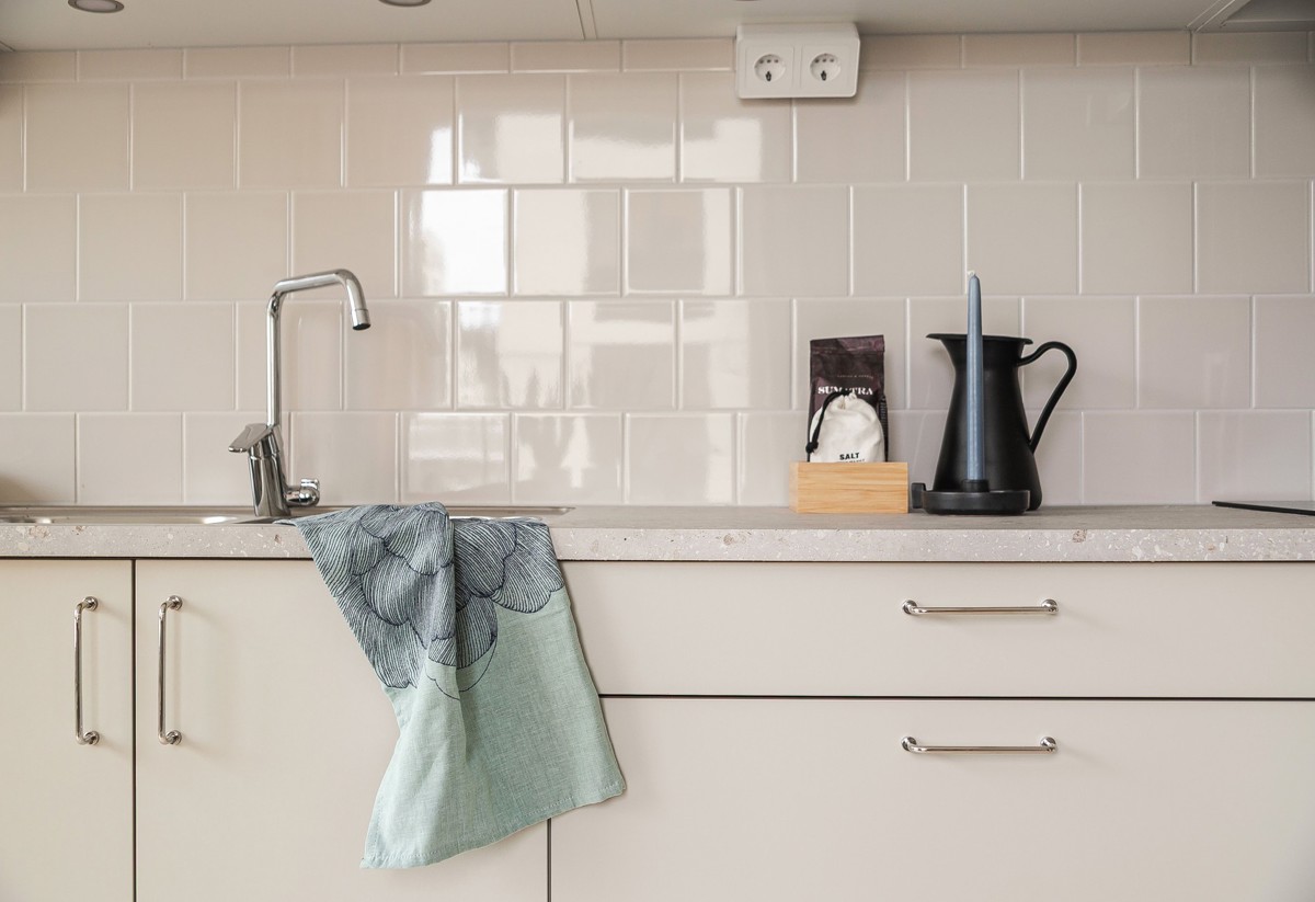 Visningslägenhet i Stella med fokus på luckor, handtag, bänkskiva och stänkskydd