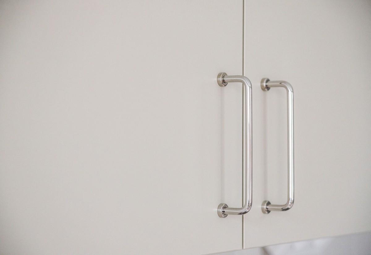 Visningslägenhet i Stella med fokus på handtag i kök