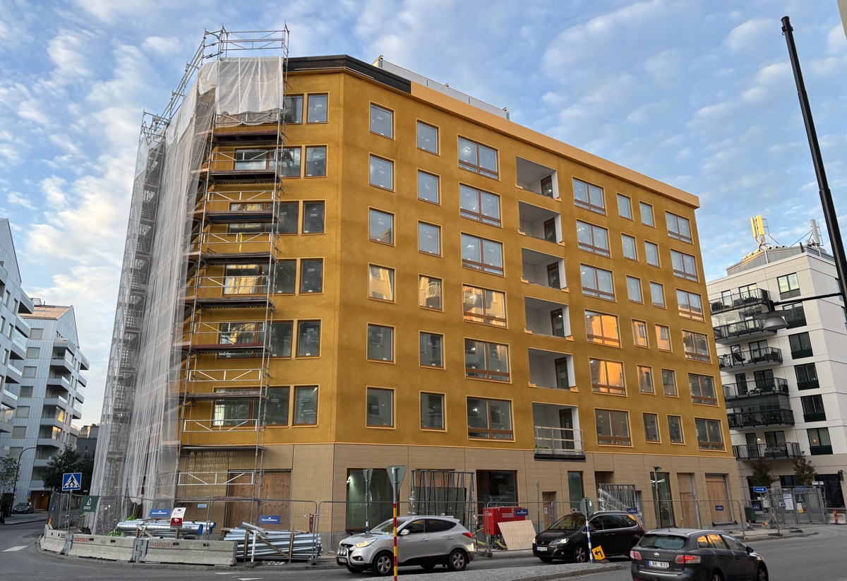 Bild från bygget med fokus på gula fasaden