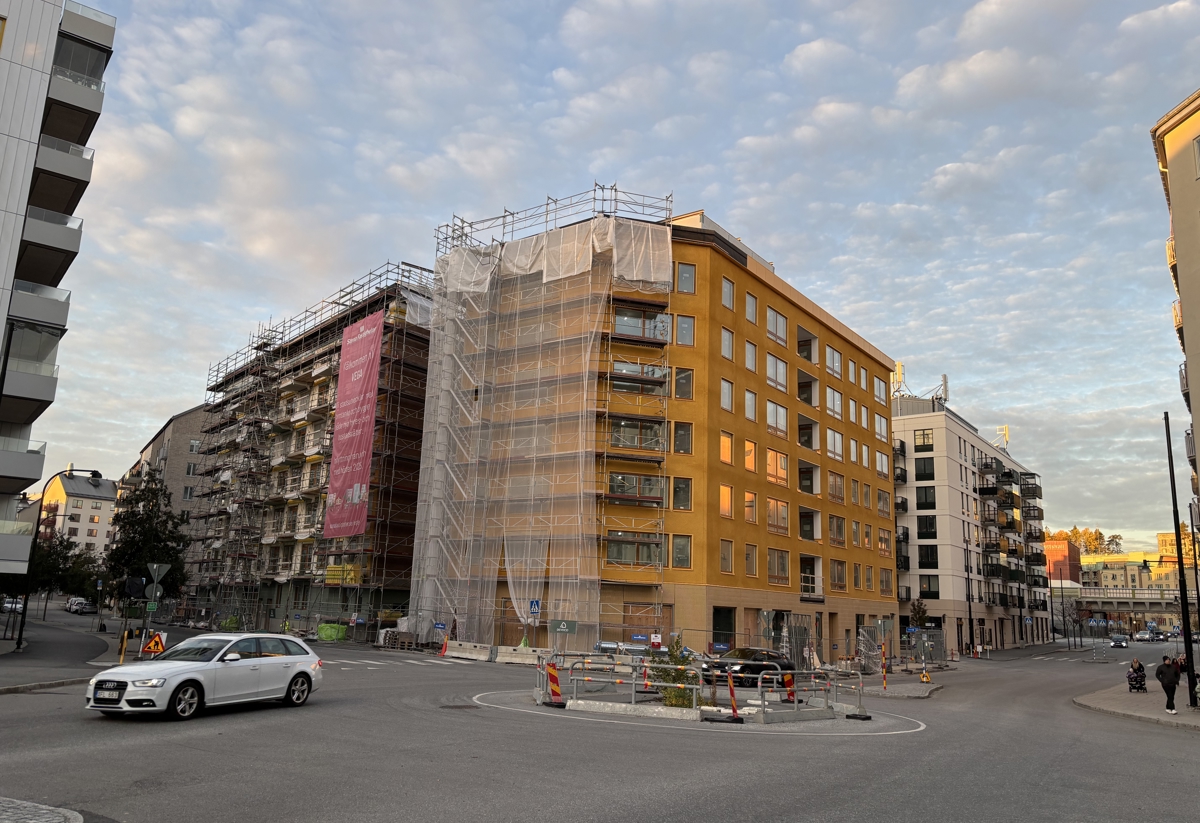 Bild från bygget med fokus på gula fasaden