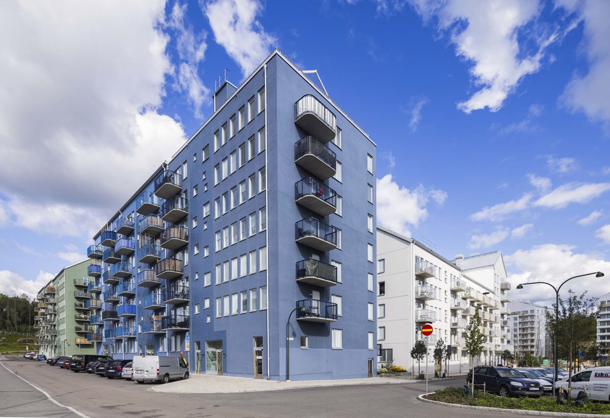 Blått flerfamiljshus i Vega