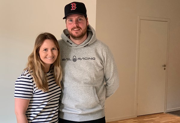 Daniella Joanden och Stefan Bäckström i sin nya lägenhet.